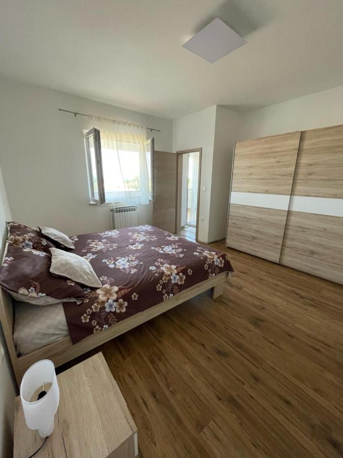 Apartman Varea Ližnjan Exteriör bild